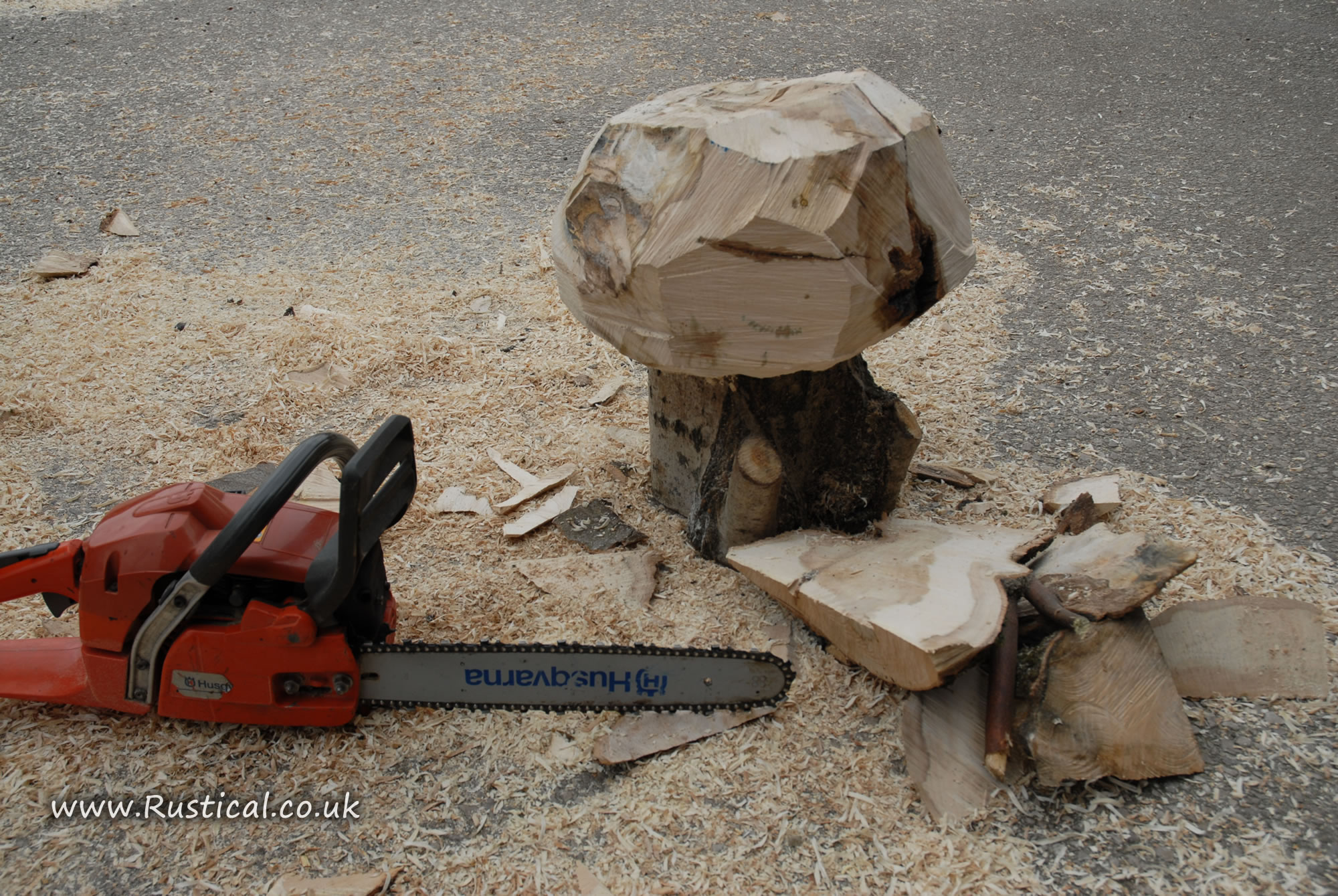 Roughing out the rough shape with a chainsaw